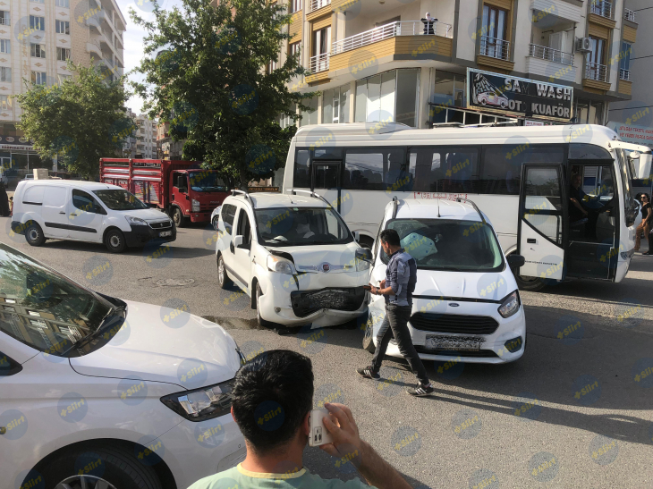 Siirt'te Yine O Bölge Yine Trafik Kazası! 2 Araç Kafa Kafaya Çarpıştı