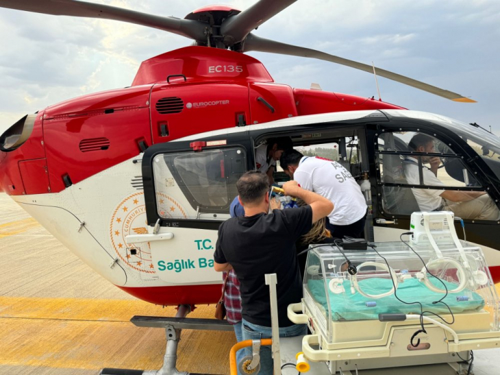Siirt'te solunum sorunu yaşayan ikiz bebekler helikopterle Van'a gönderildi