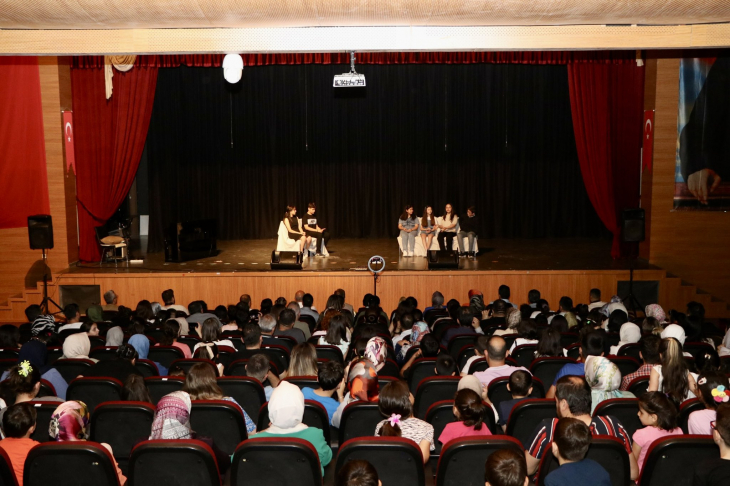 Siirt Valisi Kemal Kızılkaya, Müzikal Masal Gecesi'nde Öğrencilerin Performansını Beğeniyle İzledi