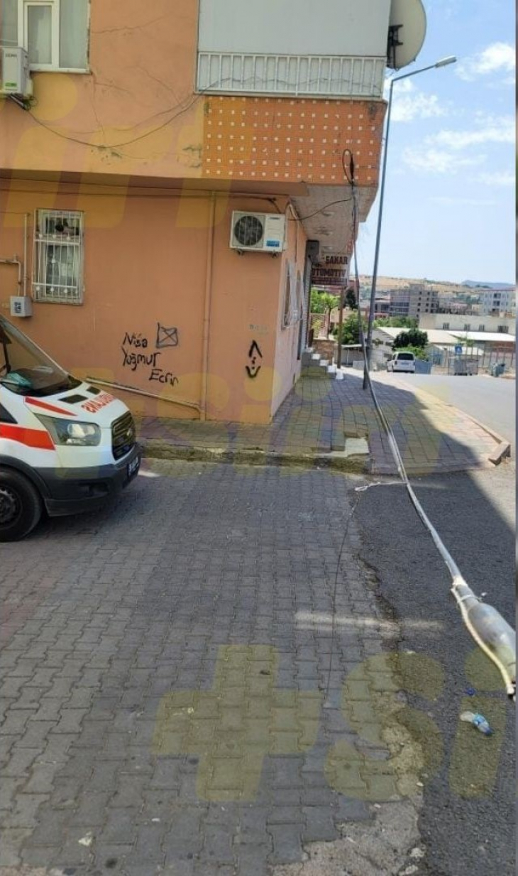 Siirt'te Yola Sarkan Kablo Ambulansın Geçişine Engel Oldu