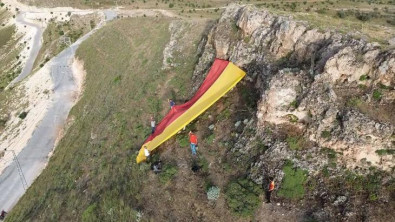 Batman'da 500 metrekarelik Galatasaray bayrağı tepeye asıldı