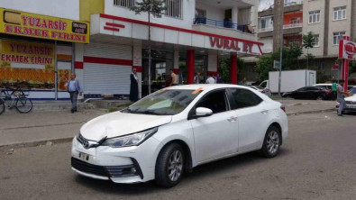 Diyarbakır'da bir otomobil kasap markete daldı: O anlar kamerada