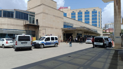 Siirt'te Hastane Önünde Büyük Kavga: 1 Kişi Bıçaklandı 5 kişi yaralandı