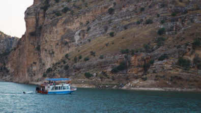 Siirt'te sıcak havalardan bunalan vatandaşlar tekne turuna ilgi gösteriyor