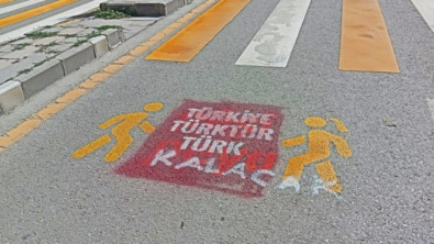 Van'da Kürtçe trafik uyarılarına yazılan, ''Türkiye Türk'tür Türk kalacak'' yazısı şehri karıştırdı