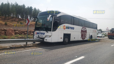 Yolcusu bulunan otobüs orta refüje girip bariyerlere çarptı